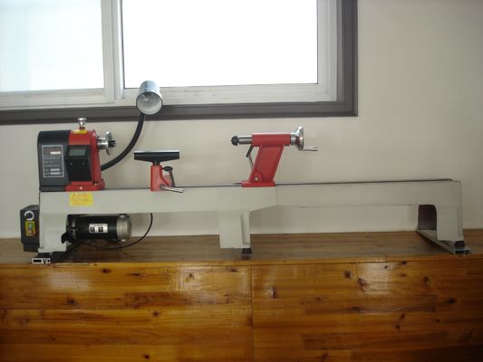 Variabel Kecepatan Bubut Kayu Kecil Struktur Besi Cor Pembubutan Kasar 500rpm