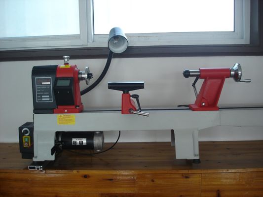 Variabel Kecepatan Bubut Kayu Kecil Struktur Besi Cor Pembubutan Kasar 500rpm